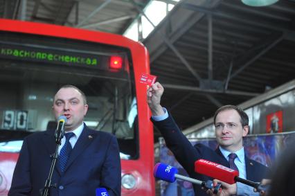 Москва. Начальник  метрополитена Дмитрий Пегов   и министр культуры Владимир  Мединский  в депо  перед запуском специального поезда, посвященного Году российского кино `Герои на все времена` .