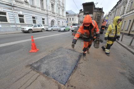 Москва. Дорожные рабочие во время выполнения работ по ямочному ремонту дорог  на улице Николоямская.