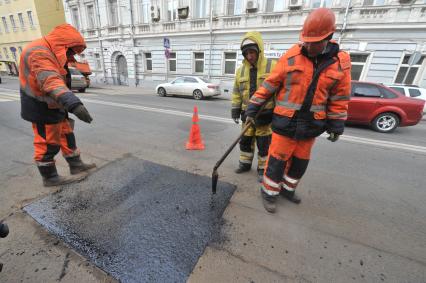 Москва. Дорожные рабочие во время выполнения работ по ямочному ремонту дорог  на улице Николоямская.