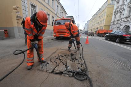 Москва. Дорожные рабочие во время выполнения работ по ямочному ремонту дорог  на улице Николоямская.