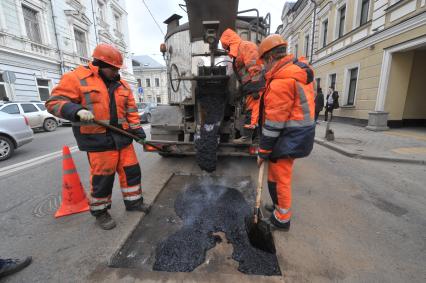 Москва. Дорожные рабочие во время выполнения работ по ямочному ремонту дорог  на улице Николоямская.