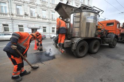 Москва. Дорожные рабочие во время выполнения работ по ямочному ремонту дорог  на улице Николоямская.