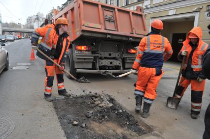 Москва. Дорожные рабочие во время выполнения работ по ямочному ремонту дорог  на улице Николоямская.