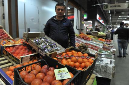 Москва.  Продавец у лотка с сирийскими апельсинами.