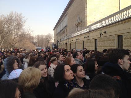 Москва. Очередь на `Мосфильм` из желающих пройти кастинг на роль актеров массовых сцен в фильме Карена Шахназарова `Анна Каренина`.