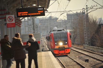 Москва.   Рельсовый автобус `РА2` на станции `Хорошево` Малого кольца Московской железной дороги.