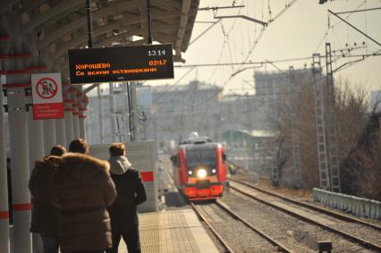 Москва.  Пассажиры на станции `Хорошево` Малого кольца Московской железной дороги.