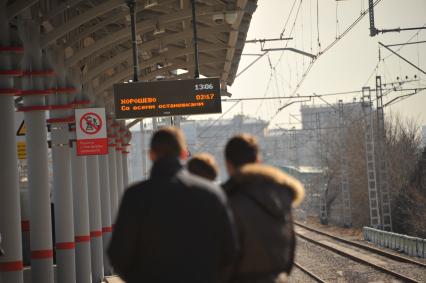 Москва.  Пассажиры на станции `Хорошево` Малого кольца Московской железной дороги.