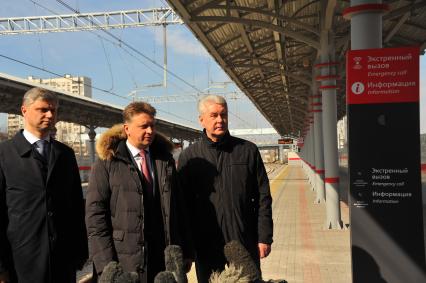 Москва. Глава ОАО `РЖД` Олег Белозеров, министр транспорта РФ Максим Соколов и мэр Москвы Сергей Собянин (слева направо) на станции `Хорошево` Малого кольца Московской железной дороги.