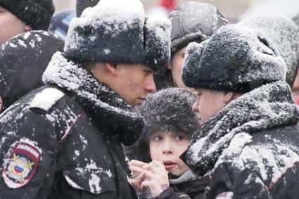 Тула. Полицейские  на площади перед тульским кремлем состоялся  митинг в честь годовщины воссоединения Крыма с Россией.