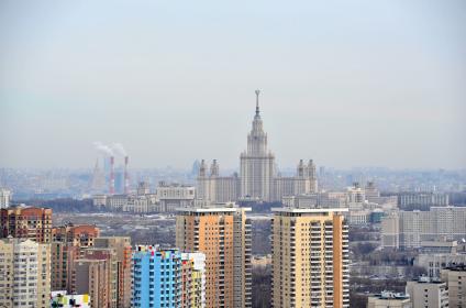 Москва. Городская панорама Юго-Западного района  с видом на МГУ.