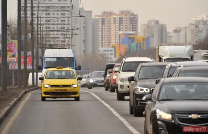 Москва. Поток машин на улицах города.