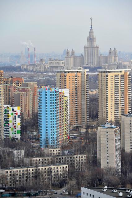 Москва. Городская панорама Юго-Западного района с видом на МГУ.