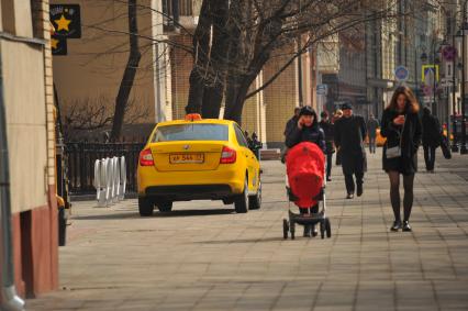 Москва.  Такси на улице города.