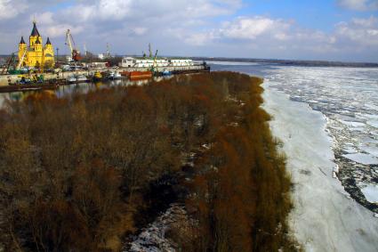 Нижний Новгород. Вид на Александро-Невский Новоярмарочный собор во время ледохода на Оке.