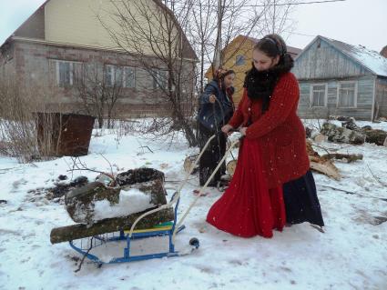 Тула. Плеханово.    В цыганский поселок привезли дрова.