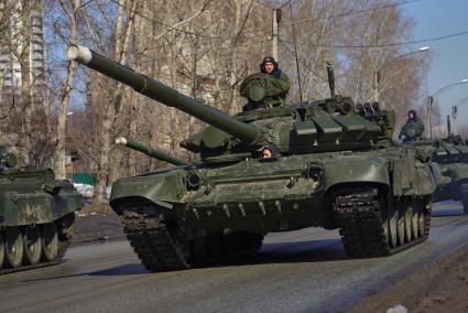 Екатеринбург. Танк Т-90  на улице города во время первой репетиции парада.