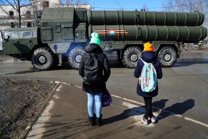 Екатеринбург. Екатеринбург. Девушки наблюдают за  ЗРК (зенитно-ракетный комплекс) С-300 во время первой репетицией парада.