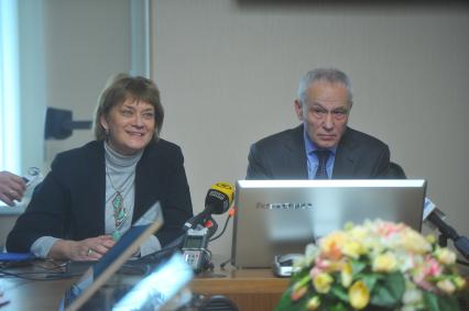 Москва.   Пресс-секретарь Государственного секретаря Союзного государства, главный редактор журнала `Союзное государство` Елена Овчаренко и государственный Секретарь Союзного государства Григорий Рапота  на торжественном мероприятии, посвященном Дню единения народов Беларуси и России, в Деловом и культурном комплексе белорусской дипмиссии.