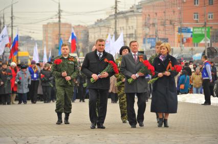 Тула. И.о. губернатора Тульской области Алексей Дюмин   
и  руководитель администрации президента России Сергей Иванов возложили цветы  к памятнику защитников города.