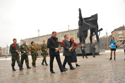 Тула. И.о. губернатора Тульской области Алексей Дюмин   
и  руководитель администрации президента России Сергей Иванов возложили цветы  к памятнику защитников города.