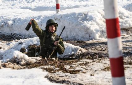 Казань. Один из  братьев-близнецов  Аристовых , решивших  вместе продолжить службу в армии по котракту, на учениях.