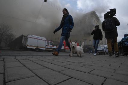 Москва. На месте тушения пожара в здании Министерства обороны России на улице Знаменка.