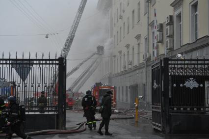 Москва. Сотрудники пожарной службы  во время тушения пожара в здании Министерства обороны России на улице Знаменка.