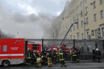 Москва. Сотрудники пожарной службы  во время тушения пожара в здании Министерства обороны России на улице Знаменка.