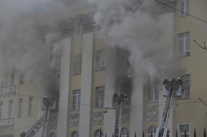 Москва. Сотрудники пожарной службы  во время тушения пожара в здании Министерства обороны России на улице Знаменка.