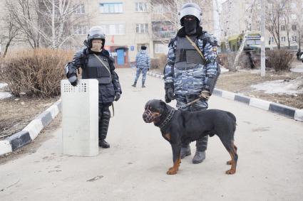 Тула. Плеханово. В цыганском поселке  жители напали на сотрудников компании `Газпром газораспределение Тула`,приехавших восстанавливать поврежденный газопровод.