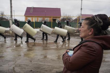 Тула. Плеханово. В цыганском поселке  жители напали на сотрудников компании `Газпром газораспределение Тула`, приехавших восстанавливать поврежденный газопровод.