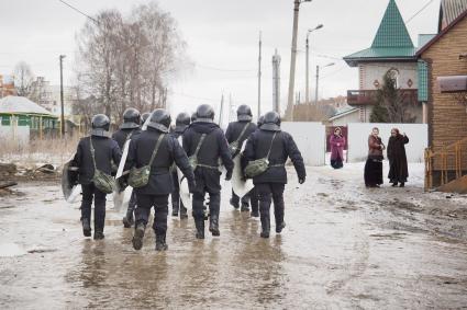 Тула. Плеханово. В цыганском поселке жители напали на сотрудников компании `Газпром газораспределение Тула`, приехавших восстанавливать поврежденный газопровод.