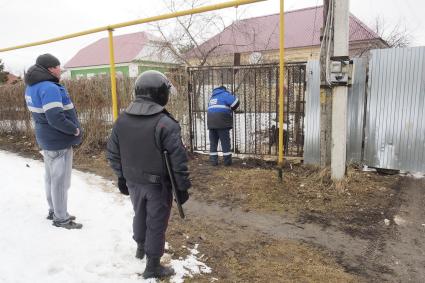 Тула. Плеханово. В цыганском поселке сотрудники филиала компании `Газпром газораспределение Тула` при поддержке правоохранительных органов восстанавливают поврежденный газопровод.
