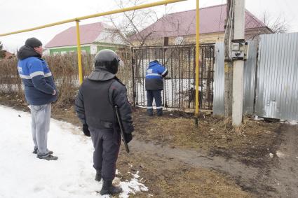 Тула. Плеханово. В цыганском поселке сотрудники филиала компании `Газпром газораспределение Тула`  при поддержке правоохранительных органов восстанавливают поврежденный газопровод.