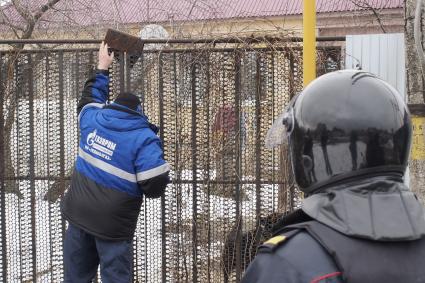 Тула. Плеханово. В цыганском поселке сотрудники филиала компании `Газпром газораспределение Тула` при поддержке правоохранительных органов восстанавливают поврежденный газопровод.