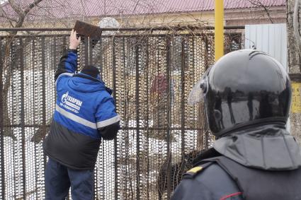 Тула. Плеханово. В цыганском поселке сотрудники филиала компании `Газпром газораспределение Тула`  при поддержке правоохранительных органов восстанавливают поврежденный газопровод.