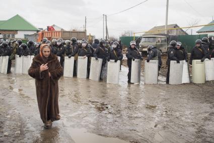 Тула. Плеханово. В цыганском поселке  жители напали на сотрудников компании `Газпром газораспределение Тула`, приехавших восстанавливать поврежденный газопровод.