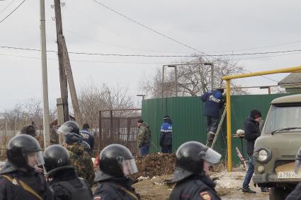 Тула. Плеханово. В цыганском поселке сотрудники филиала компании `Газпром газораспределение Тула`  при поддержке правоохранительных органов восстанавливают поврежденный газопровод.