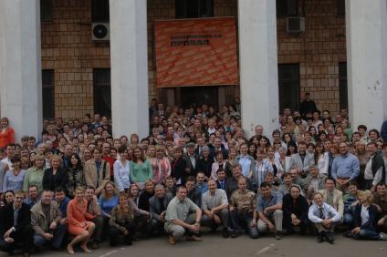 Москва, 24.05.2006 г. Коллективная фотография сотрудников `Комсомольской правды` в день 81-летия газеты.