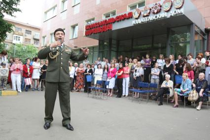 Москва, 24.05.2010 г. Коллективная фотография сотрудников `Комсомольской правды` в день 85-летия газеты.