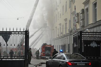 Москва. Сотрудники пожарной службы  во время тушения пожара в здании Министерства обороны России на улице Знаменка.