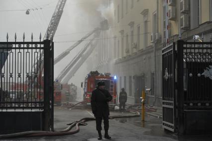 Москва. Сотрудники пожарной службы  во время тушения пожара в здании Министерства обороны России на улице Знаменка.