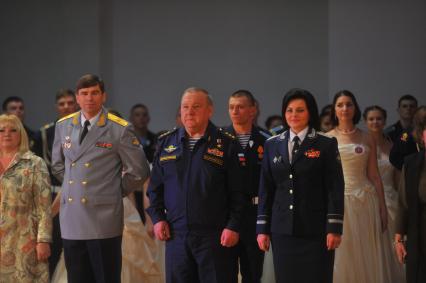 Москва. Главнокомандующий ВДВ генерал-полковник Владимир Шаманов (в центре) и заместитель министра обороны Татьяна Шевцова на открытии первого бала воинской славы, посвященного Героям Отечества в пансионе воспитанниц Минобороны.