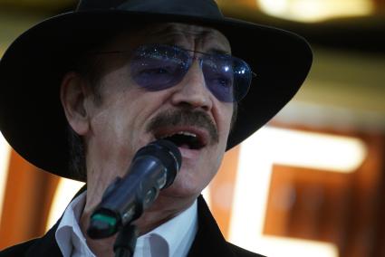 Екатеринбург. Российский актер Михаил Боярский во время творческой встречи на открытие скульптуры д\'Артаньяна в ТЦ \"Пассаж\".