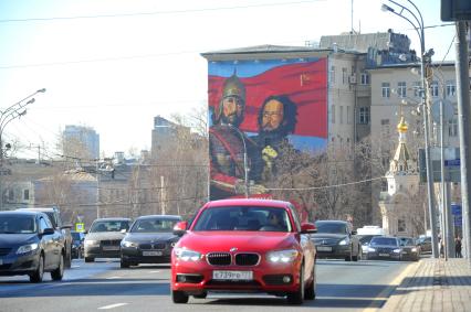 Москва. На Волхонке на стене дома появилось новое граффити с изображением  князя Минина и гражданина Пожарского.