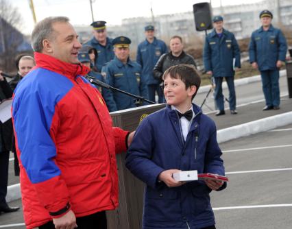 Новокузнецк. Глава МЧС  Владимир Пучков  проверил ход строительства Национального центра подготовки горноспасателей и шахтеров и вручил сотрудникам, отличившимся при исполнении служебного долга,награды.