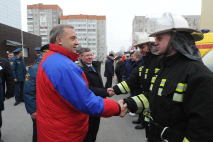 Новокузнецк. Глава МЧС  Владимир Пучков  проверил ход строительства Национального центра подготовки горноспасателей и шахтеров и вручил сотрудникам, отличившимся при исполнении служебного долга,награды.