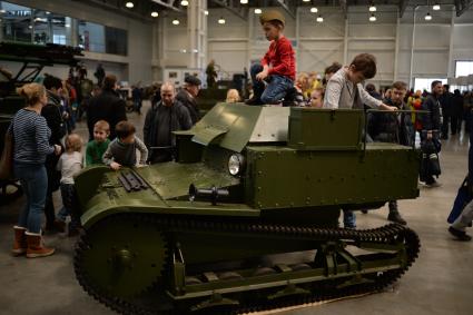 Москва. На выставке исторической военной техники `Моторы Войны` в выставочном центре `Крокус Экспо`.