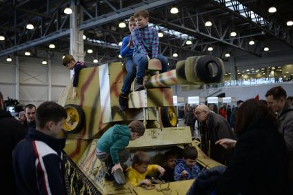 Москва. Самоходная артиллерийская установка leFH 18-4 auf Geschutzwagen Lr.S образца 1942 года на выставке исторической военной техники `Моторы Войны` в выставочном центре `Крокус Экспо`.